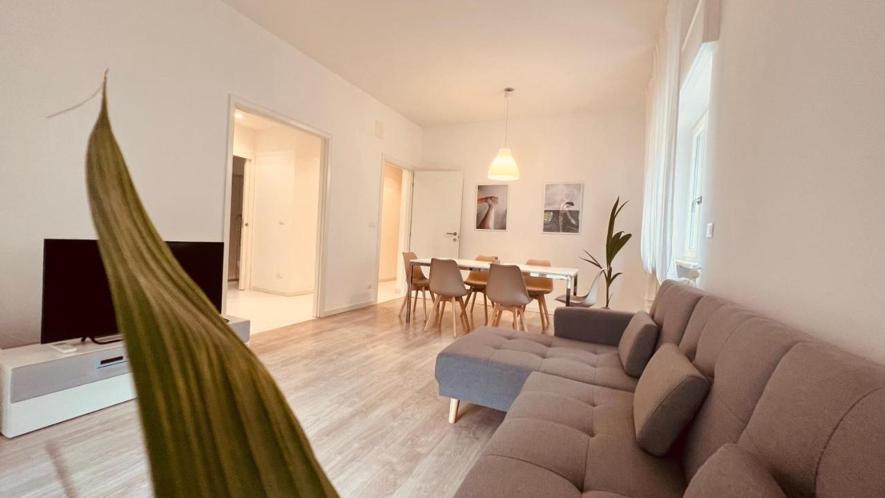 White House Lounge Supreme Apartment Udine Bagian luar foto