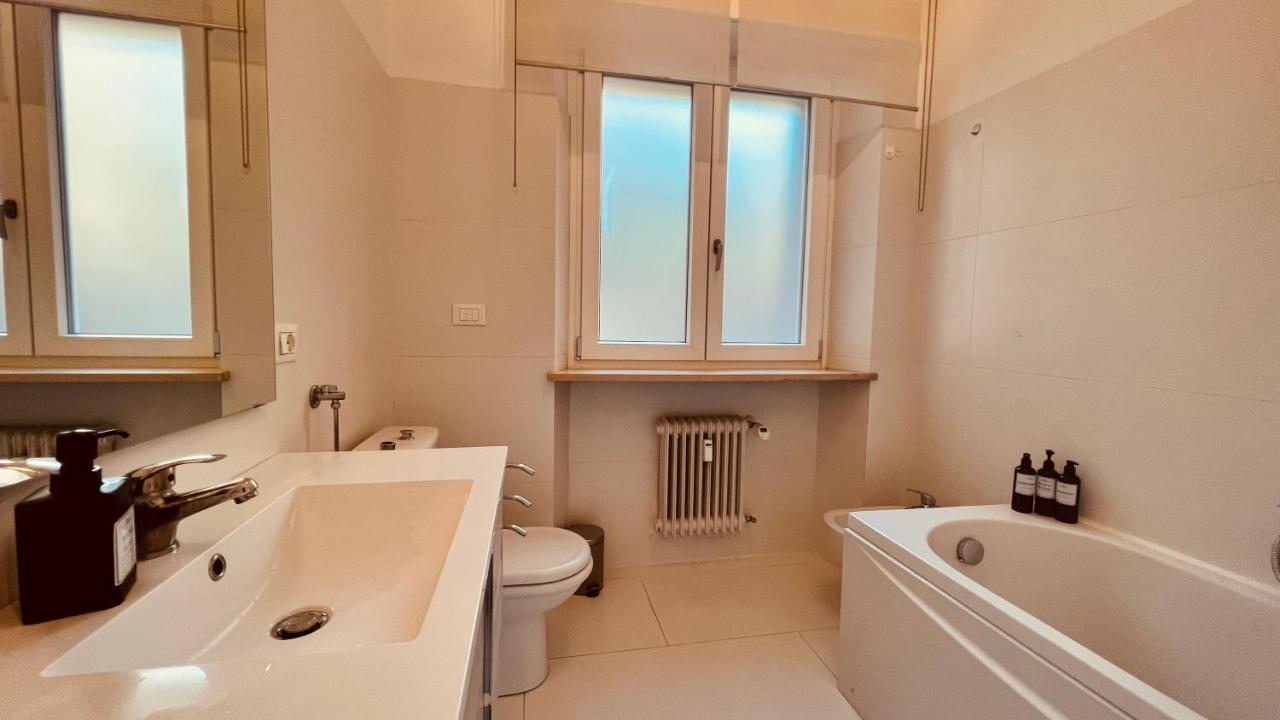 White House Lounge Supreme Apartment Udine Bagian luar foto